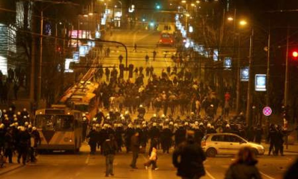 Neredi u Beogradu u kojima je 2008. zapaljeno američko veleposlanstvo