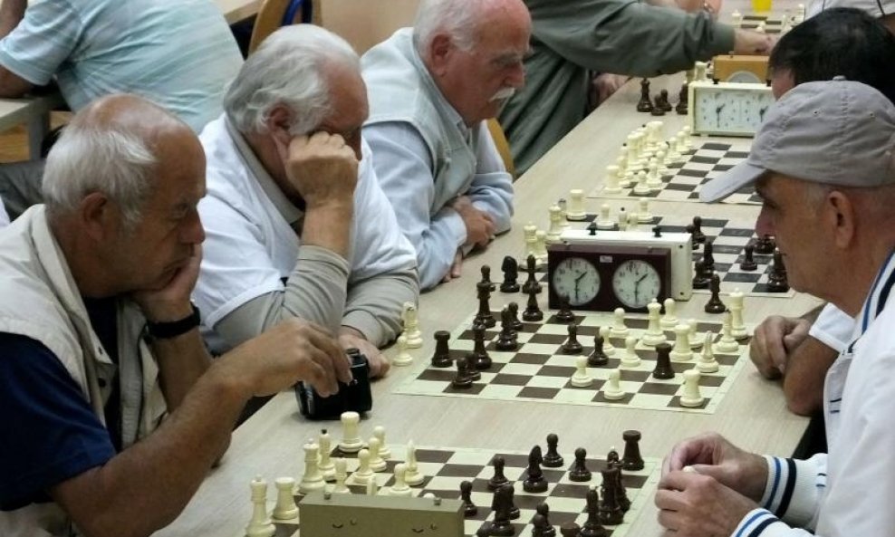 umirovljenici igraju šah