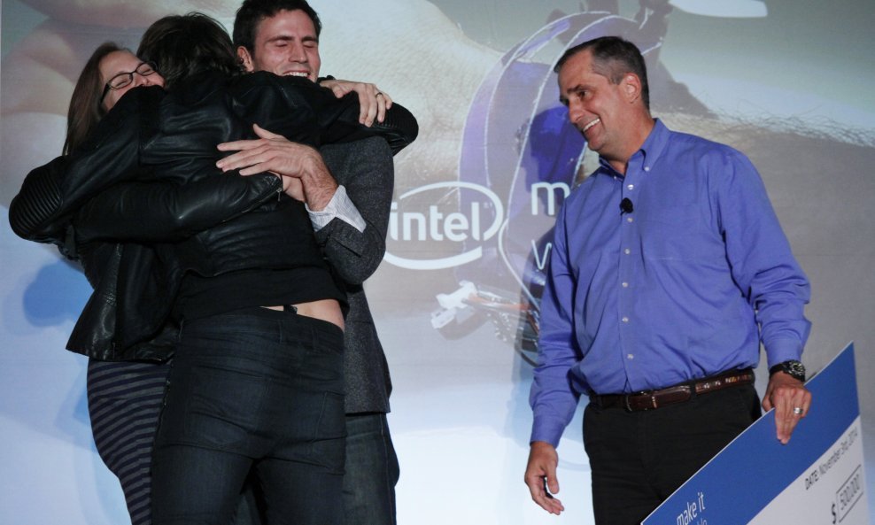 Intelov čelnik Brian Krzanich dodjeluje nagradu od 500.000 dolara