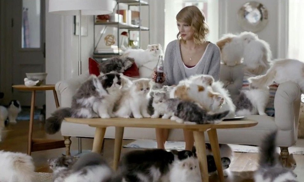 Taylor Swift u reklami s mačkama