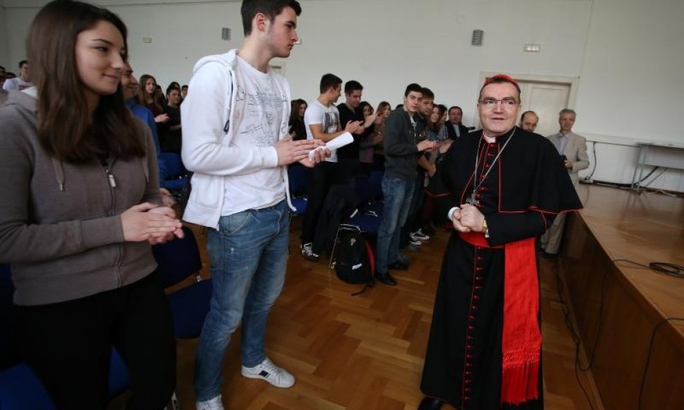 kardinal Josip Bozanić s učenicima