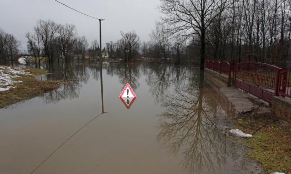 Gospić- Proglašene izvanredne mjere obrane od poplava (2)