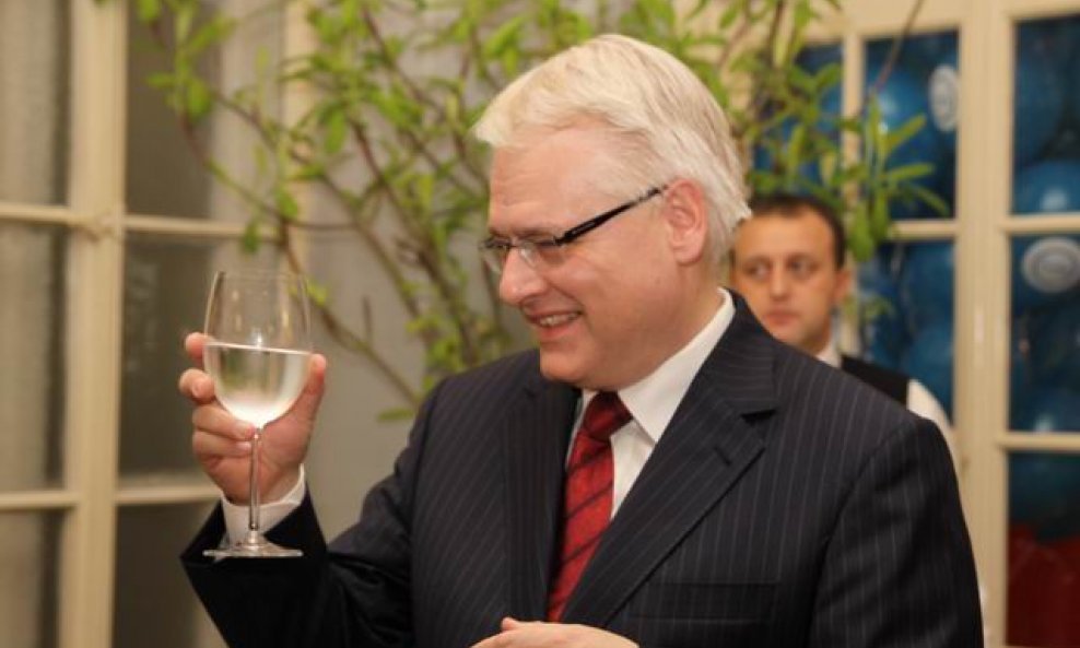 Resize of Josipović nazdravlja