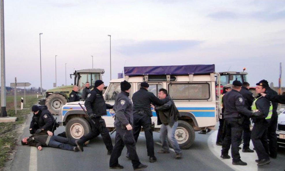 Sukob seljaka i policije