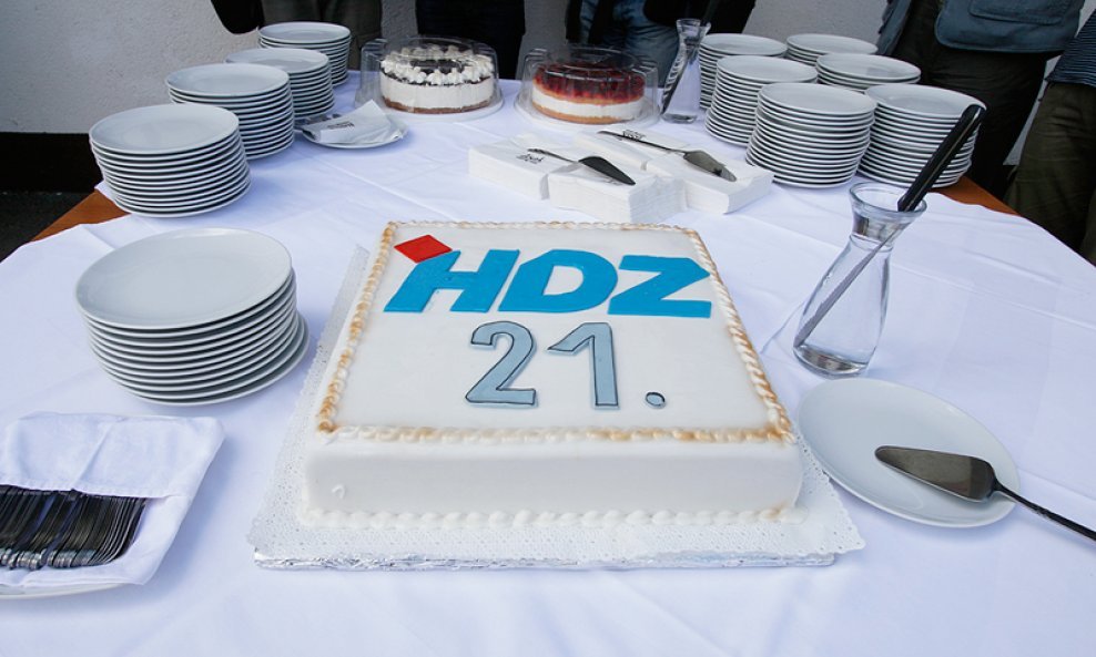 HDZ-ova rođendanska torta