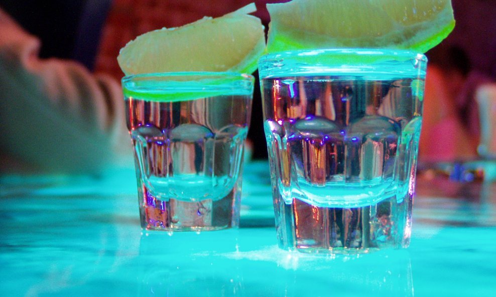 votka alkohol čaše limun noćni klub