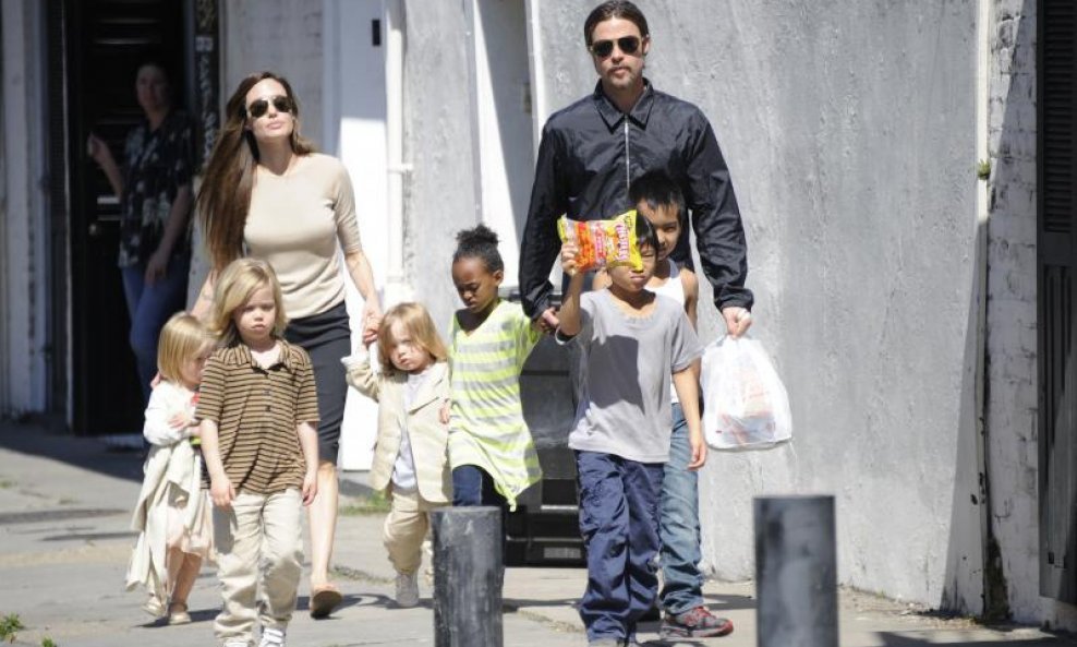 Angelina Jolie i Brad Pitt s djecom