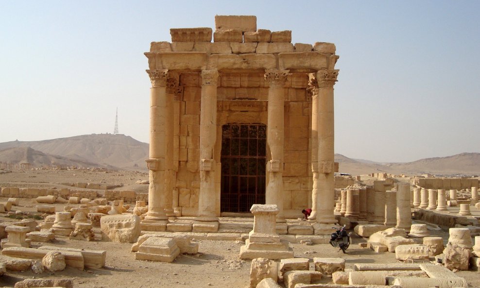 A general view shows the temple of Baal Shamin in the historical city of Palmyra, Syria October 26, 2009. Islamic State's demolition of an renowned ancient Roman temple in the Syrian city of Palmyra is a war crime that targeted an historic symbol of the c