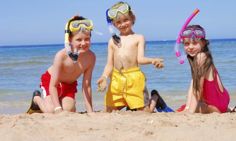 djeca plaža sunčanje