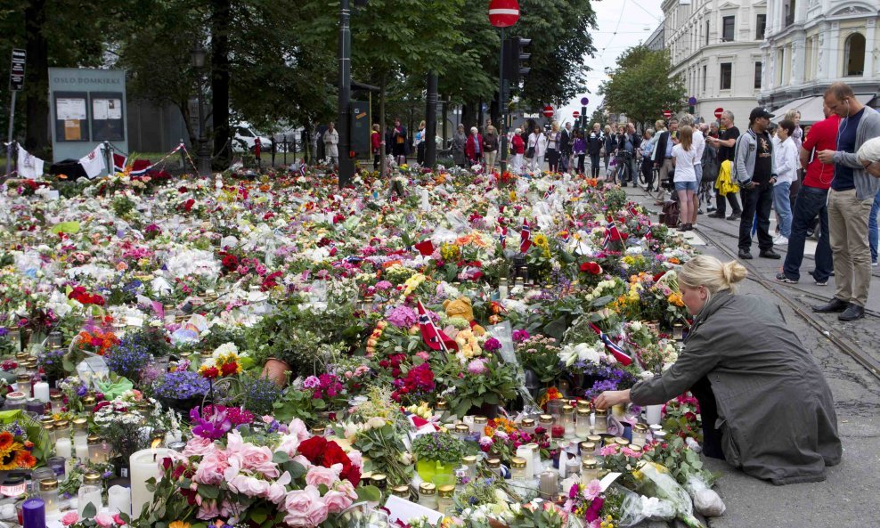 Norveška tuguje, svijeće i cvijeće za poginule