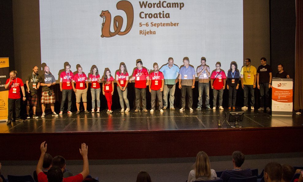 Organizatori, volonteri i predavači dijele pozornicu na kraju WordCampa