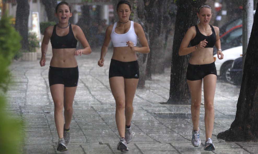 Djevojke u Makarskoj na trčanju je uhvatila kiša