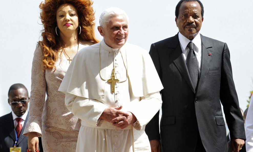Pope Benedict XVI (C) arrives to meet President of Cameroon Paul Biya and his wife Chantal (L) at Unity Palace in Yaounde March 18, 2009.     REUTERS/Alessandro Bianchi   (CAMEROON RELIGION POLITICS)