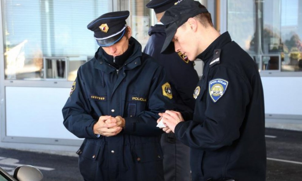Slovenski i hrvatski policajci na granici dviju država