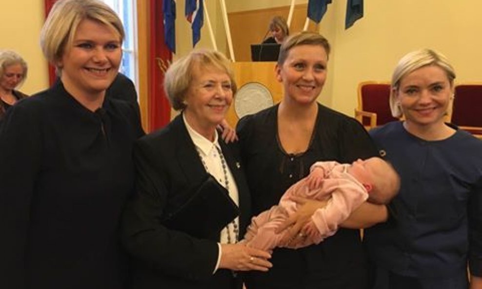 Zastupnica Konradsdottir s bebom i kolegicama u parlamentu