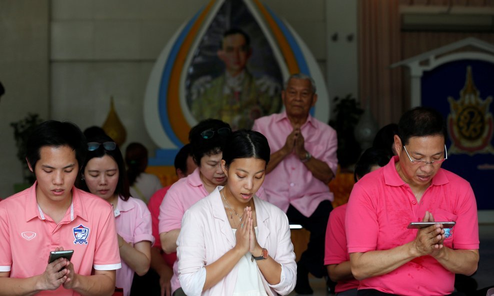 Molitva za bolesnog kralja u Tajlandu