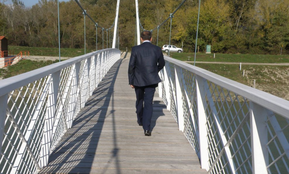 Ivan Lovrinović preko mosta