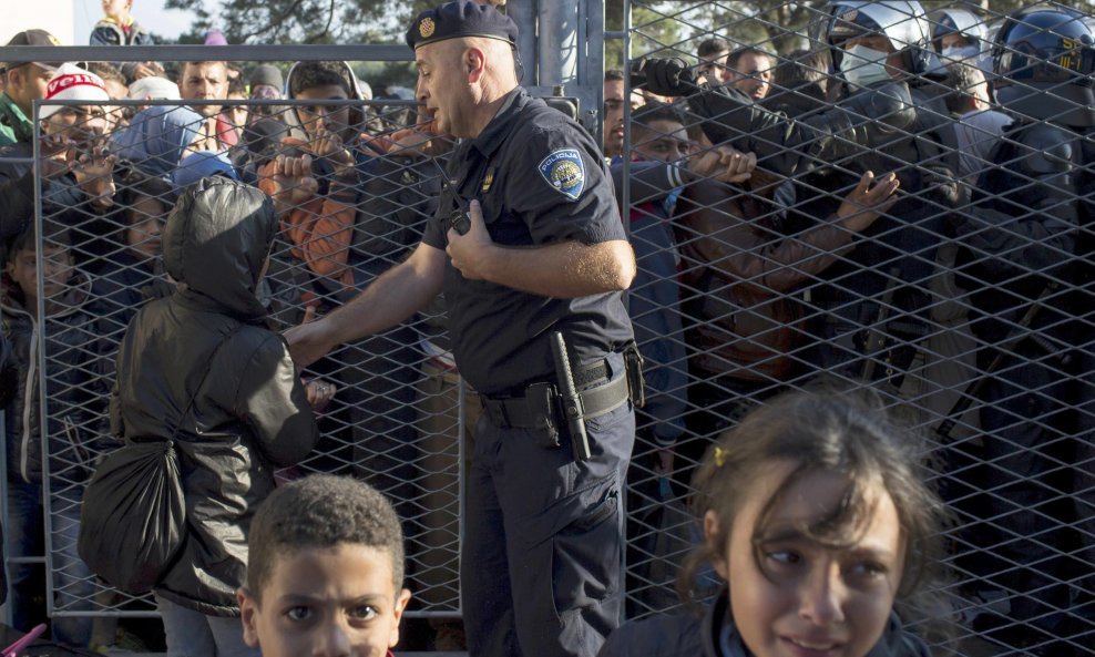 Policija čuva izbjeglice u Opatovcu