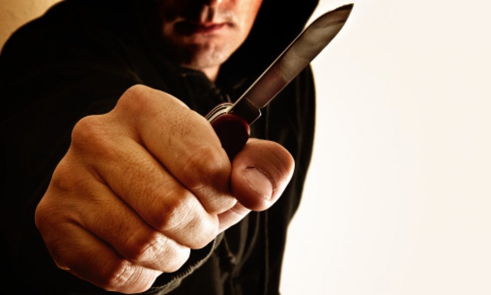 napad nožem prijetnja nožem