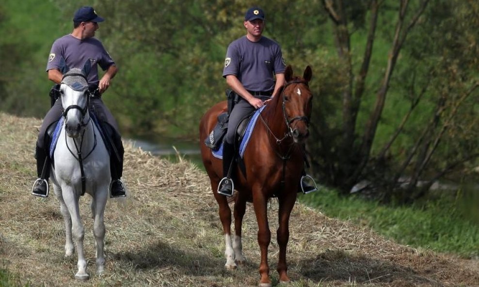 Slovenski policajci na konjima