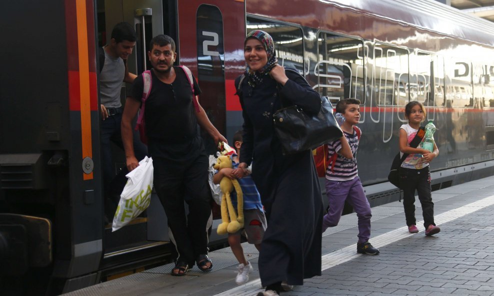 Izbjeglice izlaze iz vlaka u Beču