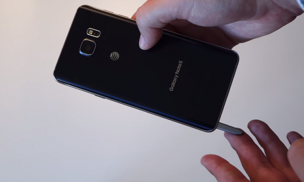 "Design flaw in Galaxy Note 5 S Pen slot"