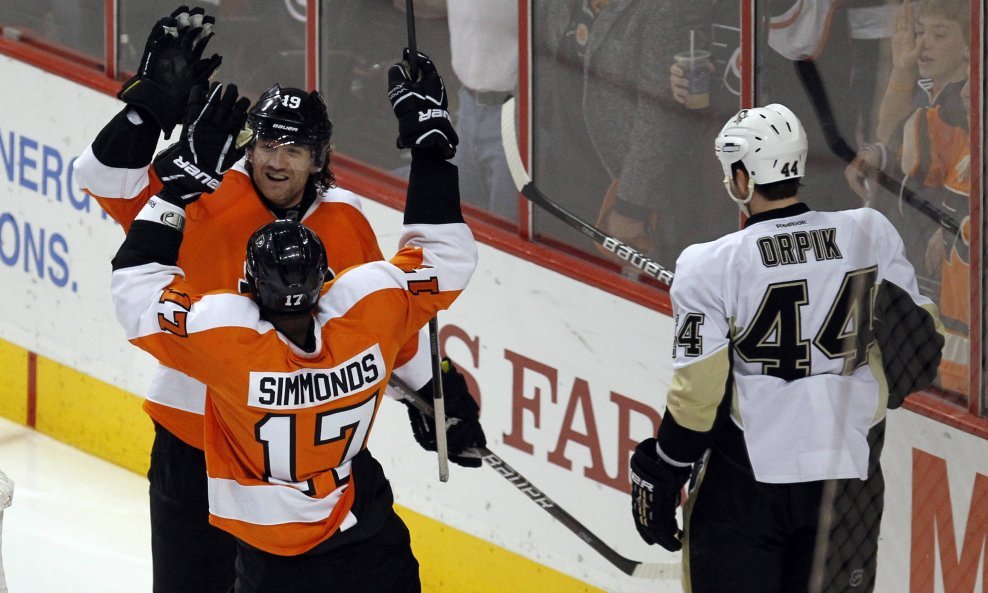 Scott Hartnell i Wayne Simmonds (Philadelphia Flyers) vs. Brooks Orpik (Pittsburgh Penguins)