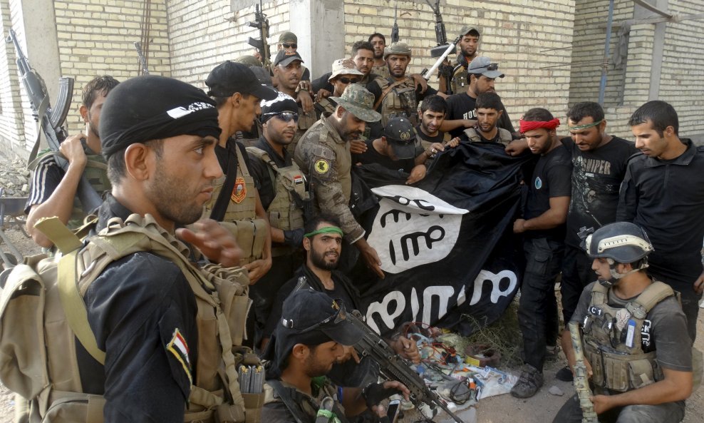 Zastava Islamske države u rukama iračkih snaga sigurnosti
