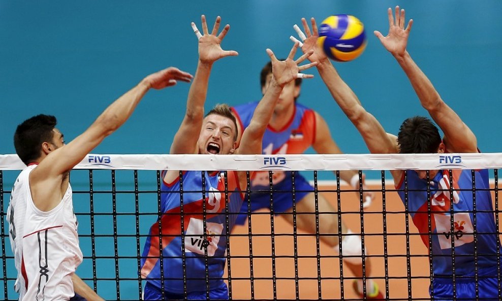 Odboja SAD - Srbija (Taylor Sander (L), Nikola Jovović (C) i Srećko Lisinac (D)