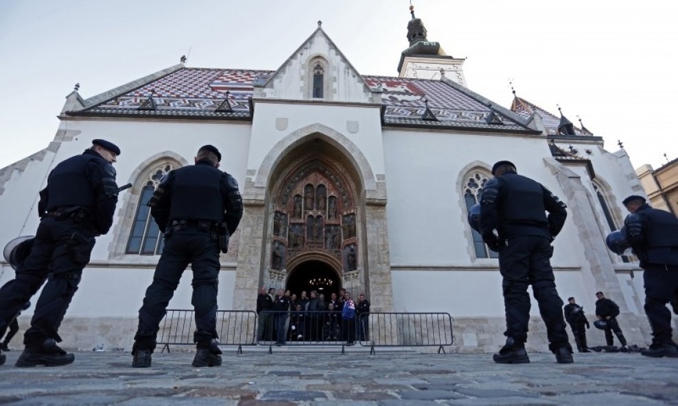 Branitelji u crkvi, policija ispred crkve