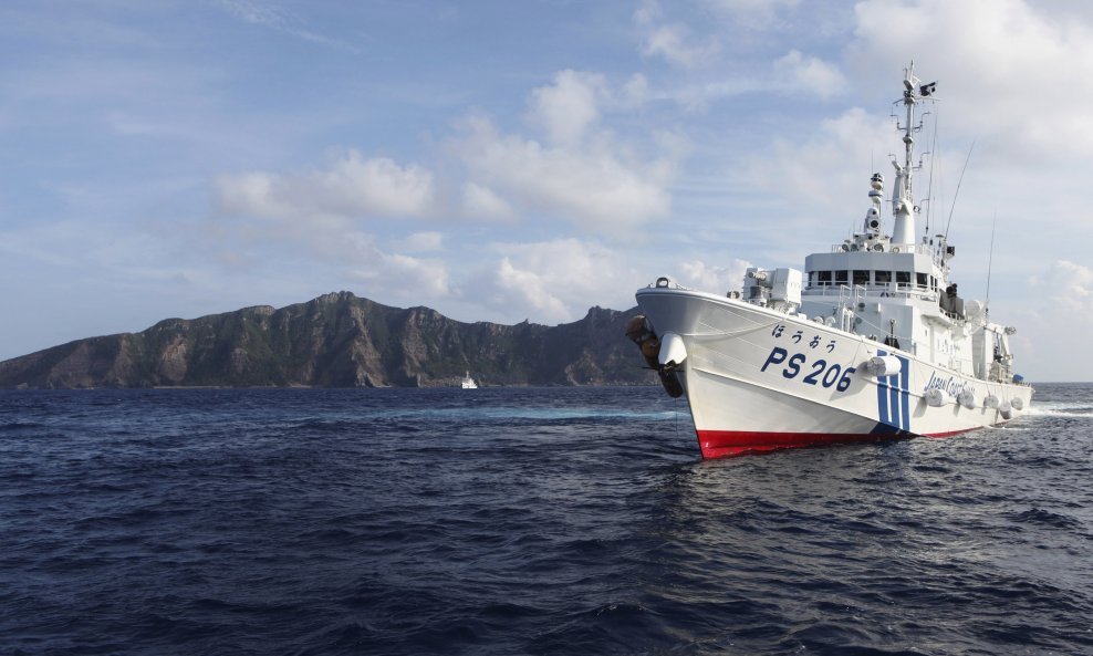 Japanski brod pred otokom u arhipelagu Senkaku ili Diaoyu
