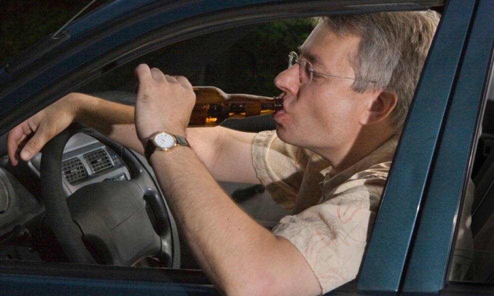 muškarac auto vožnja u pijanom stanju