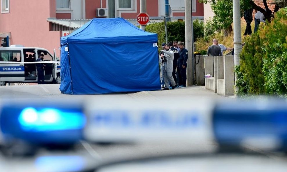 Policija postavila šator na mjestu ubojstva (6)
