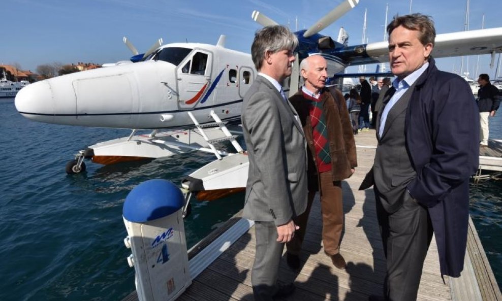 Zadar - Nakon 101 godinu opet je poletio hidroavion iz zadarske luke. Na promotivnom letu European Coastal Airlines iz Tankerkomercove marine u gradu, vlasniku tvrtke i pokretacu projekta hidroavinskih jadranskih veza Klausu Dieteru Martinu pridruzio se i