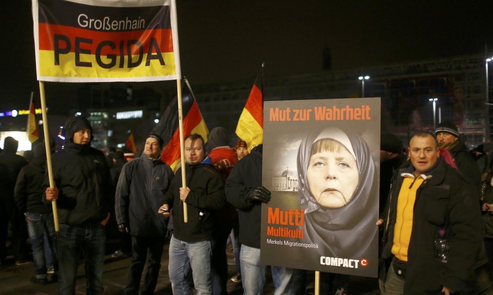 PEGIDA sa slikom Angele Merkel s ferdžom