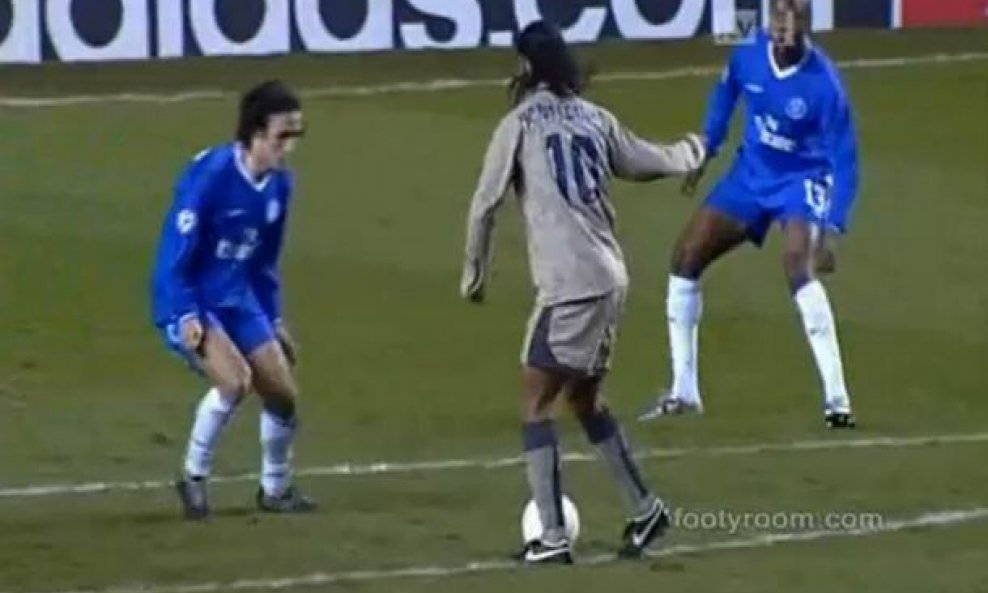 Ronaldinho zabija Chelseaju
