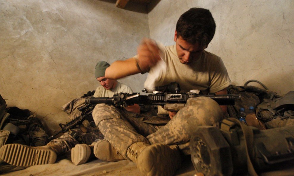 američki vojnik čisti oružje afganistan