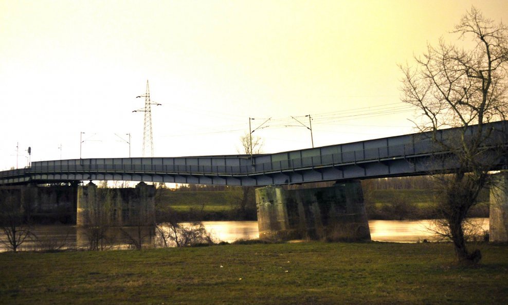 Vlak skoro pao s mosta