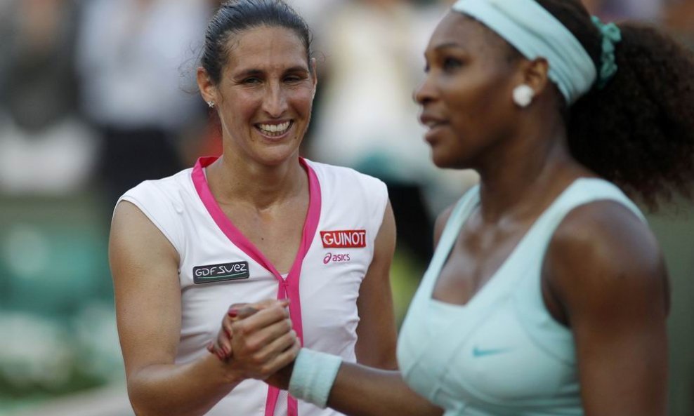 Virginie Razzano (l) i Serena Williams
