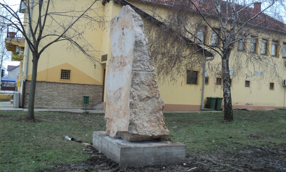 Spomenik žrtvama agresije u Tovarniku
