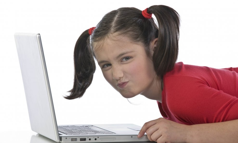 djevojčica internet laptop
