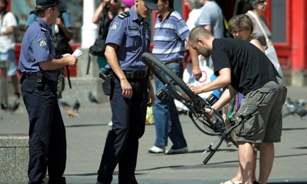 policija pregledava bicikl