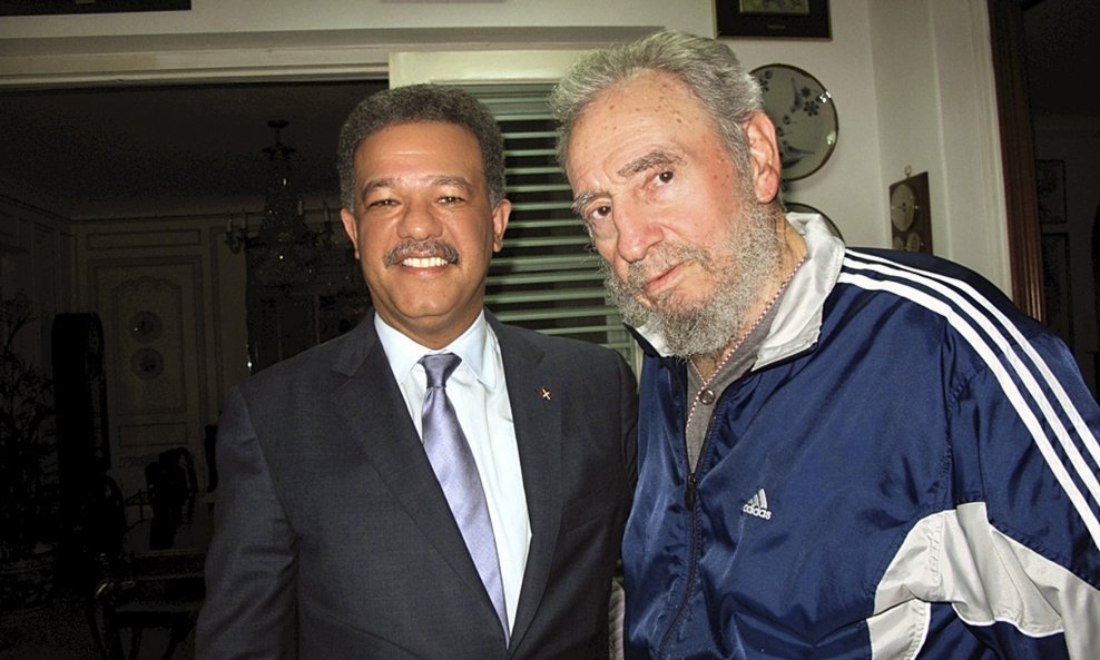 Cuba's former president Fidel Castro (R) poses with Dominican Republic's President Leonel Fernandez during a meeting in Havana March 2, 2009 in this photograph released by the government of the Dominican Republic on March 4, 2009. Fernandez was in Cuba on