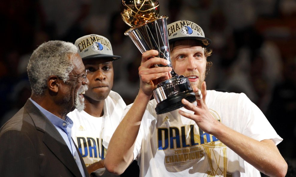 Dirk Nowitzki s trofejem MVP igrača NBA finala