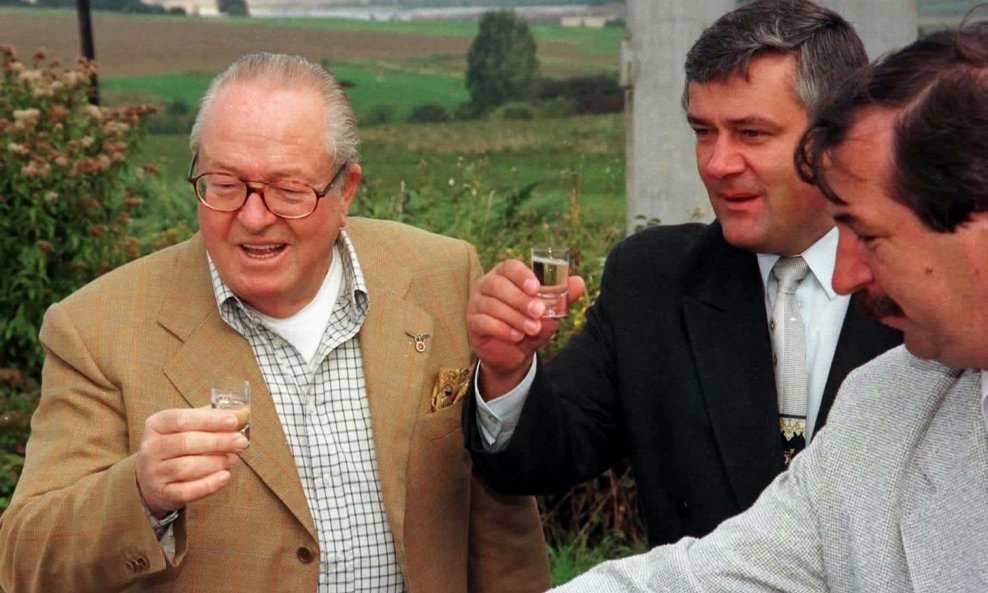 Jan Slota (u sredini) s Jean-Marie Le Penom (lijevo)