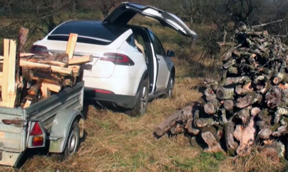 Tesla Model X sa prikolicom u šumi