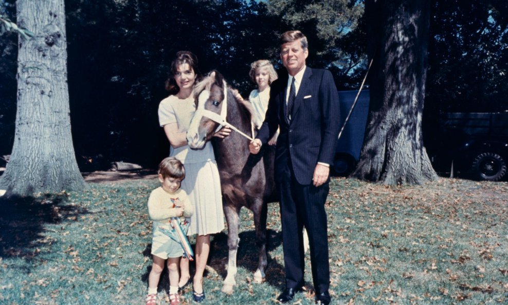 Jackie i John F. Kennedy s kćerkom Caroline i sinom Johnom Jr.