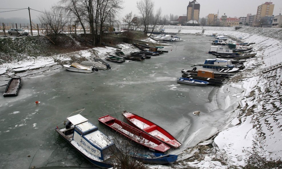 Ledom okovana vukovarska luka