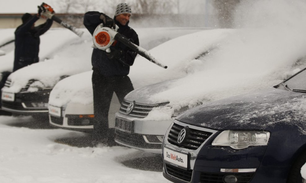 Nijemci se bore sa snijegom na automobilima