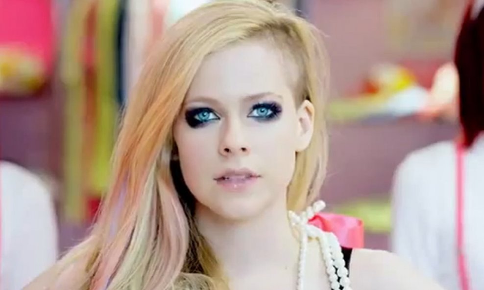 Avril Lavigne spot Hello Kitty